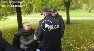 Сколько надо полицейских в Польше, чтобы провести особо-опасного преступника на инвалиднй коляске