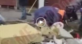 В Москве, строители мигранты, что-то не поделили и начали бить друг друга лопатами