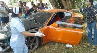 В Таиланде буддийский монах разбил спорткар своего приятеля (5 фото)
