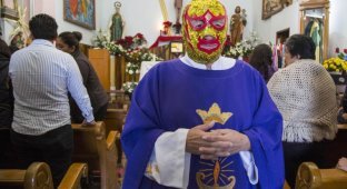В мексиканской церкви службы проводит рестлер-наркоман (7 фото)