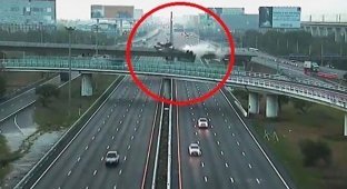 Грузовик с прицепом из-за резкого поворота на большой скорости слетел с моста (3 фото + 1 видео)