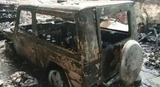 В московском автосервисе сгорели пять внедорожников Mercedes-Benz G500 (3 фото)