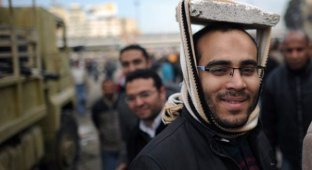 Защитные средства демонстрантов в Каире (18 фото)