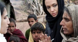 Angelina Jolie в Камбодже (10 фото)