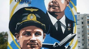 На доме в Югре появилось граффити в честь пилотов аварийно севшего А321 в Подмосковье (2 фото)