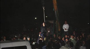 Публичное повешение несовершеннолетнего убийцы в Иране (8 фото)
