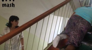 70-летней женщине со сломанной ногой пришлось ползти на третий этаж поликлиники (фото)