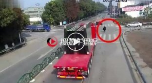 На жителя Китая рухнуло несколько тонн стекла