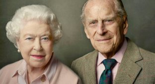 Английская королева Елизавета II и герцог Эдинбургский отметили 69-ю годовщину свадьбы (9 фото)