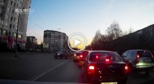 В Екатеринбурге кроссовер вылетел на тротуар и сбил несколько человек