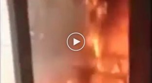 Девушка снимает на видео, как горит ее дом