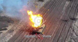 Новый вражеский танк Т-72 образца 2022 года горит после удара украинского дрона