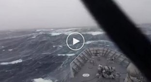 Красивые кадры. Проход корабля через огромные волны в шторм