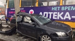 Смял как консервную банку: в Барнауле трамвай столкнулся с легковушкой (2 фото + 1 видео)