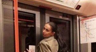 Девушка в пражском метро полностью разделась (16 фото)