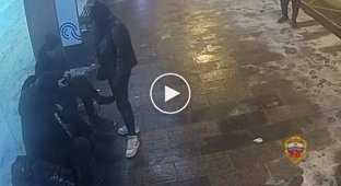 В Москве преступники обчистили карманы уснувшего на остановке мужчины