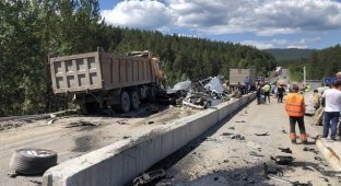 В Челябинской области у грузовика отказали тормоза (2 фото + видео)