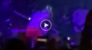 Неизвестный мужчина напал на рэпера 6ix9inе во время концерта в Москве