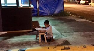 Бездомный филиппинский мальчик, любящий учиться, получил государственную помощь благодаря обычным фото (4 фото)