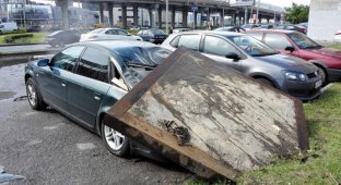В Петербурге бетонная крышка коллектора взлетела и упала на припаркованную Ауди (8 фото + 3 видео)