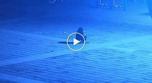 В Китае крышка люк застала врасплох мальчика, бросившего петарду в канализацию