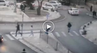 В Иерусалиме видеонаблюдение засняло нападение с ножом