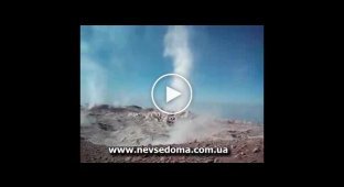 Сумашедшие туристы возле живого вулкана