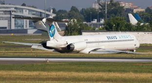 Пассажир снял на видео неудачную посадку авиалайнера в киевском аэропорту (1 фото + 1 видео)