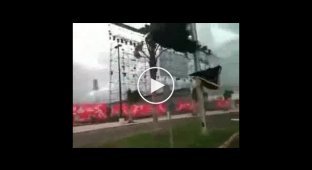 Сильный ураган во время концерта