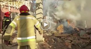 В Киеве спасатели ликвидируют последствия вражеских обстрелов в Шевченковском районе