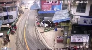 Грузовик не вписался в поворот и завалил кирпичами мотоциклистов в Китае