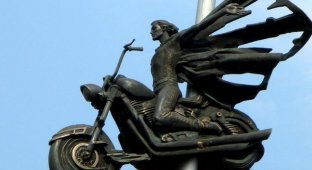Памятник мертвому мотоциклисту (6 фото)