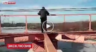 Российский адреналиновый маньяк сорвался с 30-метровой высоты, схватившись за электропровода