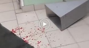 Мужчина напал с топором на сотрудника магазина, нанеся ему травму головы