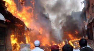 Взрыв на рынке в Пешаваре (10 фото)