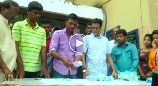 Индиец засунул себе в рот 459 пластиковых соломинок