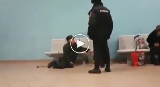 Полицейский столкнул со скамьи на вокзале спящего пенсионера