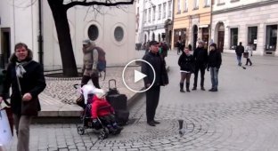 Уличный музыкант поет на углу улицы но обратите внимание на ребенка в коляске