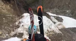 В Канаде лыжники засняли сход ленивой лавины с очень близкого расстояния