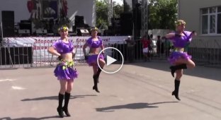 Танец «Цуки-цуки» от украинских девчат
