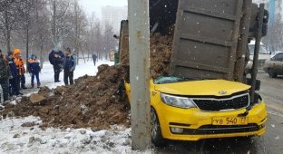 В Москве на автомобиль такси перевернулся грузовик (3 фото + 1 видео)