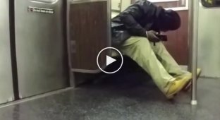 Пассажиры нью-йоркского метро спасаются от крысы
