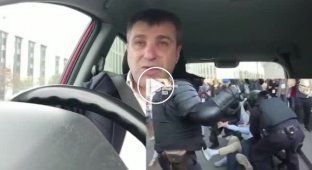 Забавный допрос полицейского задершавшего митингующего против российской власти