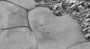 Загадочные полосы на Плутоне оказались дюнами из метанового песка (2 фото)