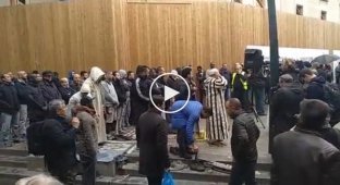Французы не дали мусульманам провести уличные молитвы