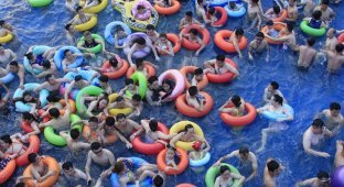 Сотни китайцев спасаются от аномальной 50-градусной жары в аквапарке (11 фото)