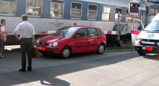 Дамочка за рулем авто выперлась на рельсы во время красного сигнала светофора (4 фото)