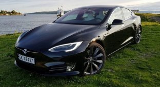 Шутки из будущего: телефоны заперли владельцев Tesla в машинах (3 фото)