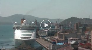 Забавная озвучка происходящего в порту Владивостока