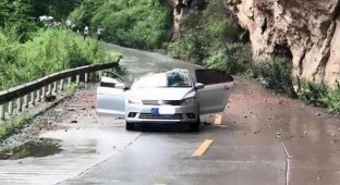 Огромный камень упал на автомобиль с четырьмя пассажирами (3 фото + видео)